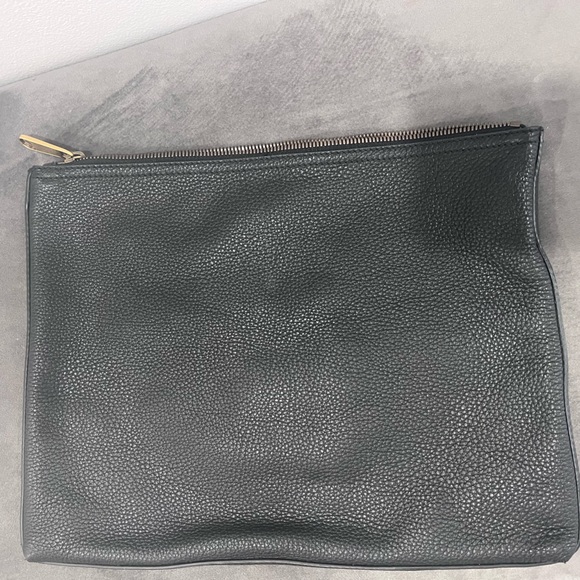 Authentic Gucci medium leather logo clutch - Picture 2 of 8